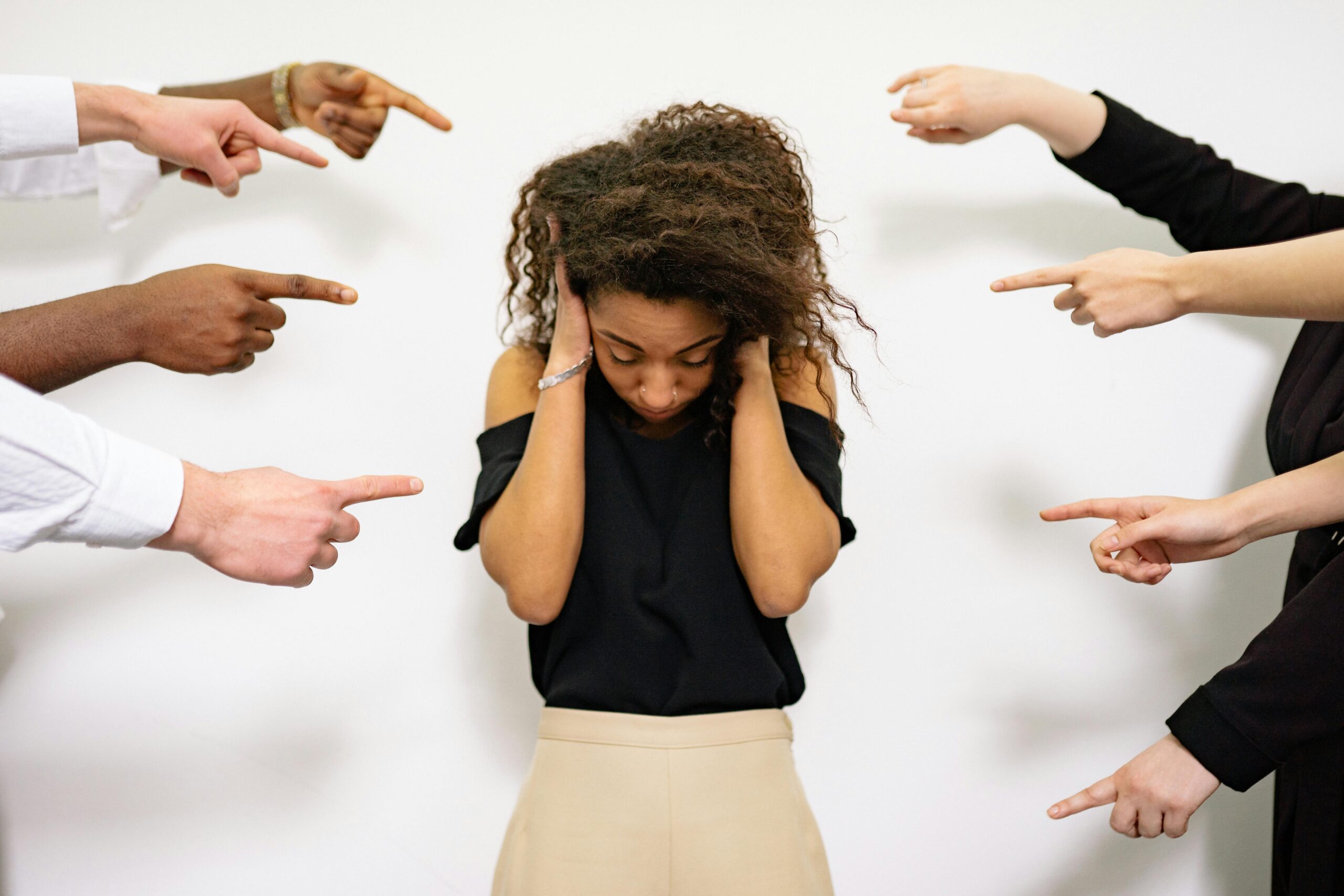 A culpa silenciosa que a sociedade ensina — e como sair desse ciclo.